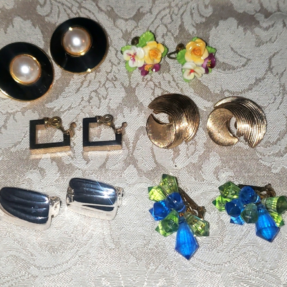 VINTAGE Clip On Earrings 6 prs. 1 pair Trifari